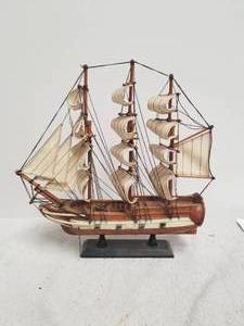 lot 108 image: Wooden boat -  15 by 17 inches