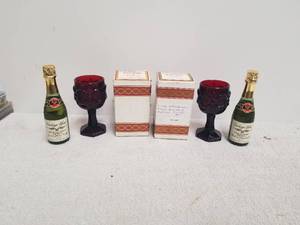 lot 111 image: Selection of Avon collectibles