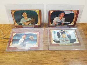 lot 16 image: Selection of vintage baseball cards