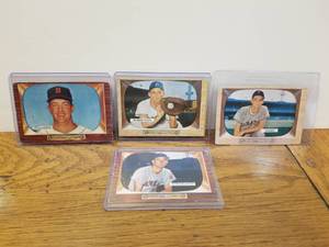 lot 42 image: Selection of 4 vintage baseball cards