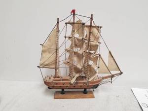 lot 84 image: Wooden boat -  13 by 13 inches
