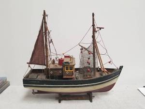 lot 62 image: Wooden boat -  15 by 17 inches