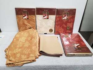 lot 259 image: Selection of Tablecloths and napkin sets