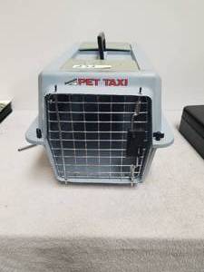 lot 232 image: Small pet carrier