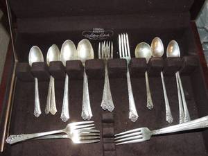 lot 2 image: Sterling Silver Flatware Heirloom Damask Rose (25 pieces total) 4 each of Salad fork, Dinner fork, Ice tea spoon, teaspoons, soup spoons, butter knifes and 1 sugar shells - 1112 gms. 39.2 oz. Total weight (NOTE SILVERWARE BOX NOT INCLUDED)