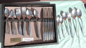 lot 32 image: Solid Stainless Oneida silversmith flatware in plastic holder (marked Oneida craft deluxe stainless)   49 pcs