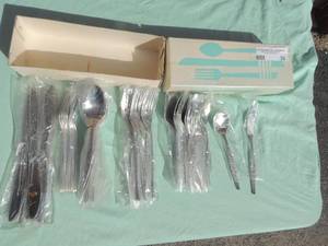 lot 36 image: Stainless Steel flatwear Jardinire Pattern 50 piece complete set8 dinner knives, 8 dinner forks, 8 soup spoons, 8 salad forks, 16 teaspoons, 1 butter knife, 1 sugar spoon Interpur Orlando Florida 32802 japan
