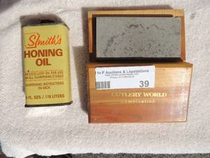 lot 39 image: Smiths Honing oil 4 oz. Wet stone in wooden box- cutlery world