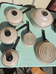 lot 14 image: Club  cookware 4 pots with lid small and large skillet taupebeige color