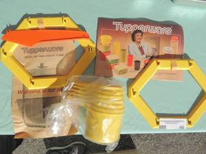 lot 46 image: Tupperware- pastry knife NIP 6 measuring cups and wall holder