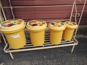 lot 50 image: 4 vintage Rubbermaid Mushroom nesting cannisters with lids