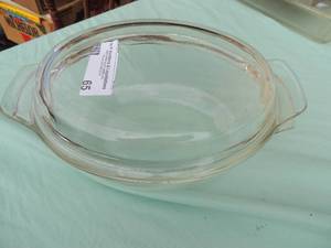 lot 65 image: Anchor Hocking fire king 1.5 qt. refrigerator dish with lid oval