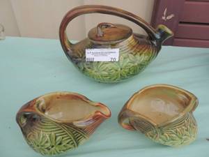 lot 70 image: McCoy Pottery tea pot with lid creamer and sugar