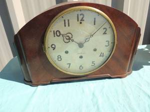 lot 86 image: Seth Thomas mantel clock with key & pendulum, 3 winding points