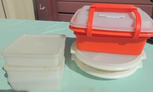 lot 88 image: Tupperware- 3 sandwich boxes, 2 dinner plates with lids and lunch box with 4 containers
