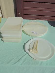 lot 89 image: Tupperware crudit dish with lid and hors-doeuvres containers x 3