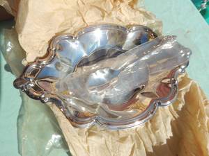 lot 91 image: NIB International silver-plate serving dish with spoon
