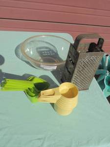 lot 93 image: Pyrex mixing bowl 2 set measuring cups and cheese grater