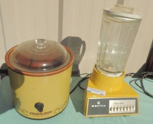 lot 95 image: Warring Futura series blender Rival Crockpot slow cooker