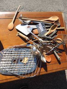 lot 104 image: Large lot of kitchen utensils