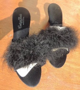 lot 106 image: Vintage womans black feathered shoes size 9