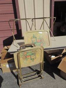 lot 123 image: set of 4 vintage TV trays in stand
