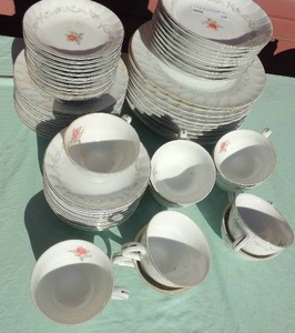 lot 24 image: Royal Swirl fine China from Japan service for 10 (plus extras)- 11 dinner plates, 10 salad plates, 10 soup bowls, 12 berry bowls, 11 saucers, 10 tea cups  64 PCS
