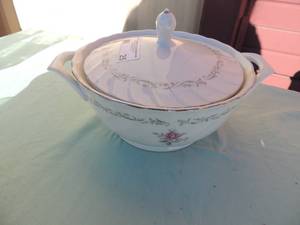 lot 25 image: Royal Swirl fine China from Japan    Soup Tureen