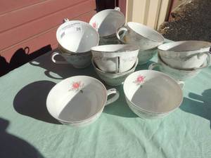 lot 26 image: Royal Swirl fine China from Japan   14 tea cups