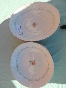lot 124 image: Royal  Swirl fine china Japan- 3 oblong serving bowls and 3 round serving bowls