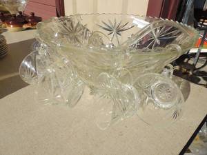 lot 127 image: Punch bowl with 10 cups and hooks