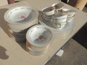 lot 129 image: Puritan China First Love Japan- service for 8 dinner plate, salad plate, soup bowl, berry bowl, teacup and saucers 48 PCS