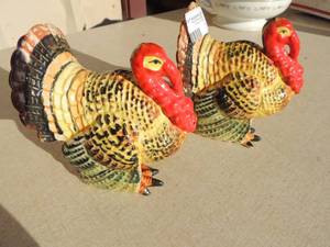 lot 132 image: Ceramic Turkey S&P shakers