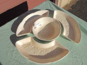 lot 135 image: Hall made in USA #504 4 piece crudit pottery bowl and dip bowls