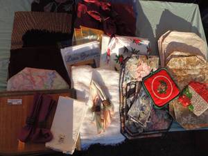 lot 143 image: Place mats, table cloths, napkin rings, and napkins