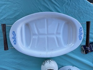 lot 67 image: Corning ware P-19 meat platter with wood handle wire rack
