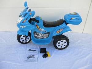 lot 4 image: 3 Wheel Trike Motorcycle, Ride On For Kids, Battery Powered- (Display Model) Like New
