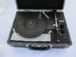 lot 5 image: NEW-BYRON STATICS SUITECASE 3-SPEED, BLUETOOTH TURNTABLE HOME VINYL RECORD PLAYER,MODEL KTS-601BT