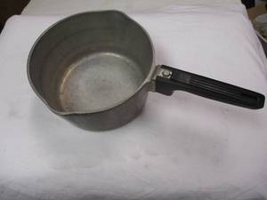 lot 101 image: Vintage Wagner Ware, Sidney-0 - Magnalite 4683 P, 3 Quart, Double Lip Sauce Pot,
