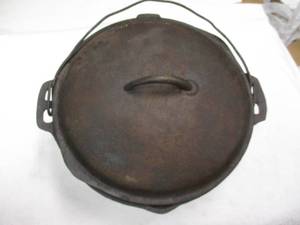 lot 108 image: Vintage #8- 10-12 Cast Iron Dutch Oven With Lid.