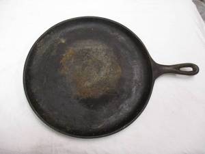 lot 112 image: LODGE- 10-12 OLD STYLE CAST IRON GRIDDIE