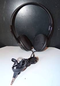 lot 21 image: NICE PAIR OF SKULLCANDY WIRED HEADPHONES - TESTEDGREAT SOUND