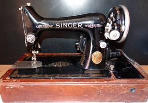 lot 62 image: DECORATIVE VINTAGE SINGER SEWING MACHINE - PLUGGED INWORKING $$$