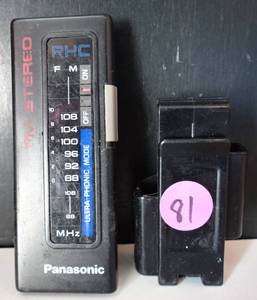 lot 81 image: VINTAGE Panasonic RF-H20 Mini FM Stereo For Use w Headphones  Belt Clip - TESTEDWORKS