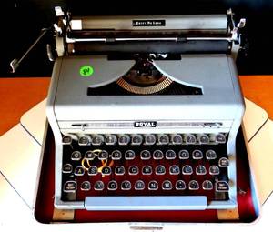 lot 84 image: VINTAGE ROYAL QUITE DE LUXE TYPEWRITER - FUNCTIONAL $$