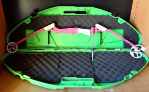 lot 102 image: PINK COMPOUND BOW AS SHOWN W HARD SIDED CASE