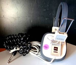 lot 110 image: Vintage 1973 Toshiba Stereo HR 80 Corded Headphones - NICE CONDITION