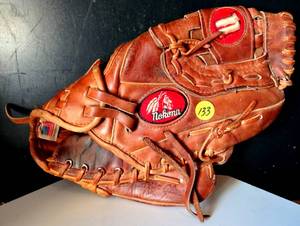 lot 133 image: VINTAGE NOKONA TOP GRAIN LEATHER BASEBALL GLOVE - AMG 100 $$$