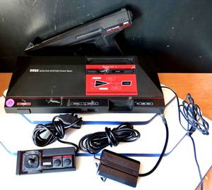 lot 153 image: SEGA Master System Console Model 3010 Lot Light Phaser & Control Pad $$$