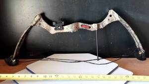 lot 158 image: BEAR YOUTH COMPOUND BOW AS SHOWN